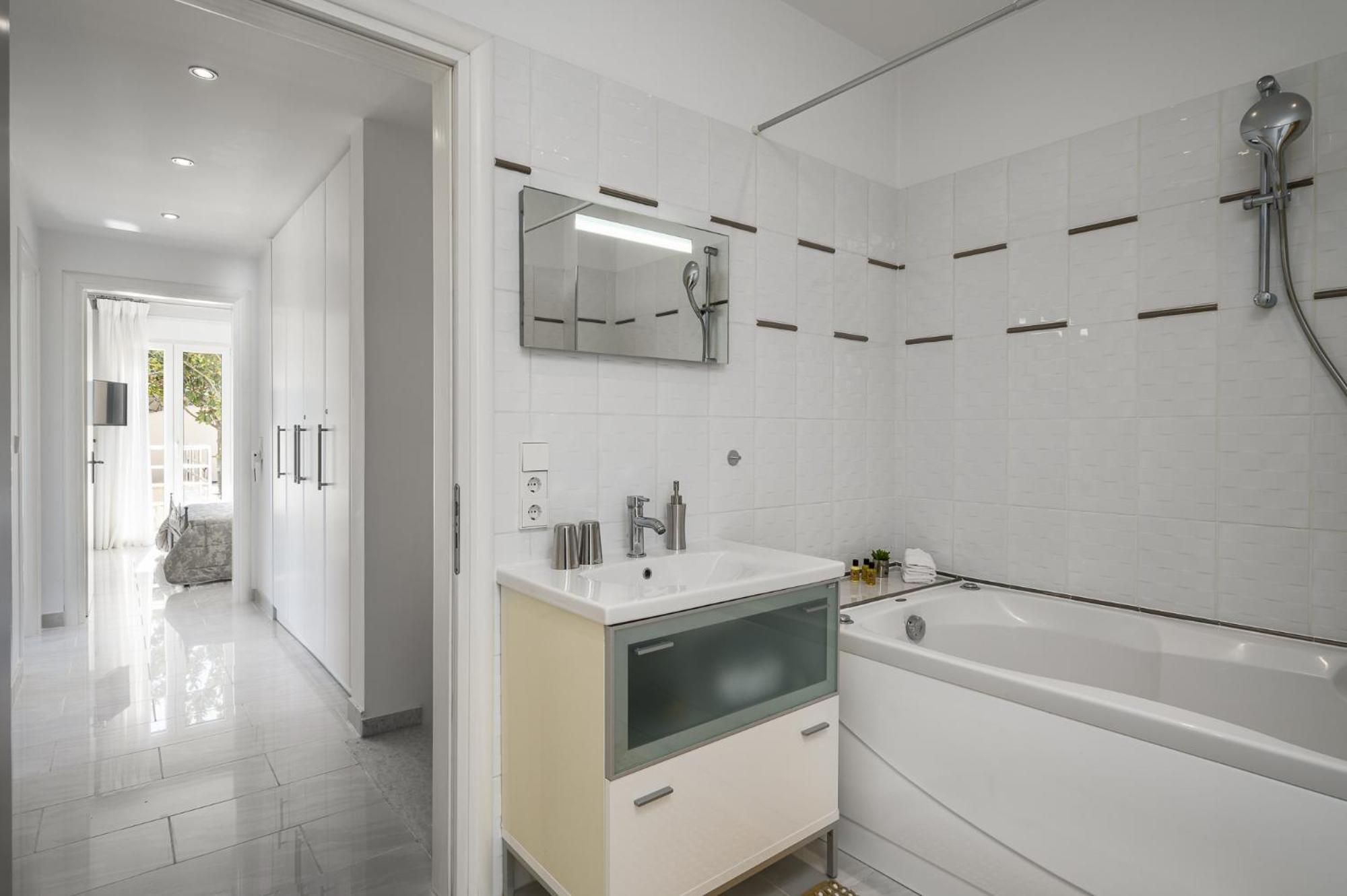 Euphoria Seaview Residences With Shared Pool By Konnect Appartement Gouvia